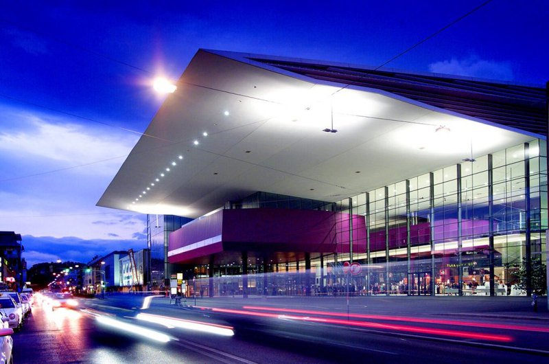 stadthalle-vordach-violett.c6c97090-1024x679.jpg